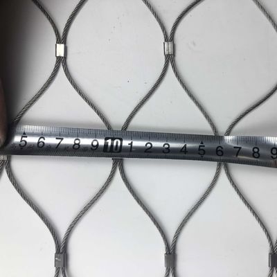 चिड़ियाघर की बाड़ के लिए 2 मिमी केबल रस्सी 50X50 मिमी एपर्चर स्टेनलेस स्टील रस्सी जाल, प्रभाव अवशोषण के साथ, कोई तेज किनारा नहीं और अग्निरोधक