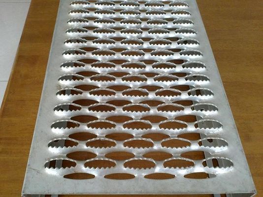 2-5 मीटर डायमंड वॉकवे चैनल ग्रिप स्पैन सेफ्टी ग्रेटिंग एंटी स्किड