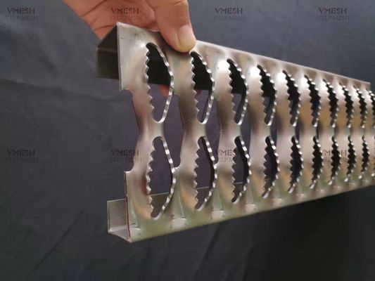 300mm एल्युमिनियम सीरेटेड मेटल ग्रेटिंग ग्रिप स्ट्रट वॉकवे नॉन रस्टिंग