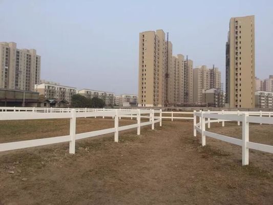 पीवीसी घोड़े की बाड़ सफेद काला खेत की बाड़ टिकाऊ मौसम प्रतिरोधी