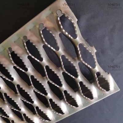हीरा छेद पकड़ स्ट्राट सुरक्षा ग्रिटिंग एल्यूमीनियम प्लेट 300-600mm