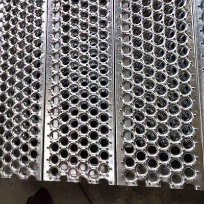 फुटपाथ प्लेटफार्मों के लिए एल्यूमीनियम गोल छेद सुरक्षा ग्रिटिंग