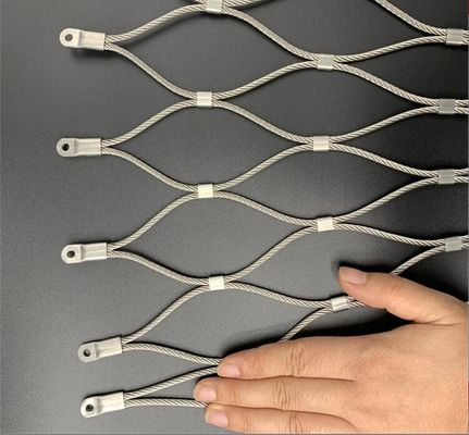 चांदी के स्टेनलेस स्टील के रस्सी जाल के साथ चबाने के लिए प्रतिरोधी और भारी बर्फ हवा प्रतिरोधी गुणों के साथ एवियरी और चिड़ियाघर के लिए