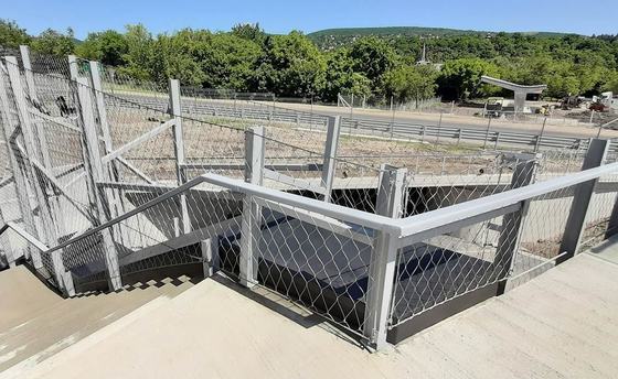 60° जाल खोलने के कोण और भवन सुरक्षा के लिए गैल्वेनाइज्ड फ़िनिश के साथ कोमलता स्टेनलेस स्टील रस्सी वायर मेश