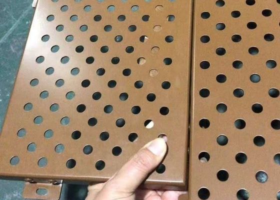 विद्युत गैल्वेनाइज्ड छिद्रित छत टाइलें 2x2 PVDF लेपित