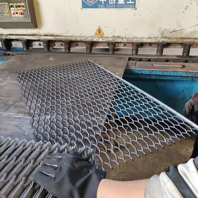 दीवार आयरन 6 मीटर लंबाई विस्तारित धातु पैनल हेक्सागोनल छिद्रित सजावटी