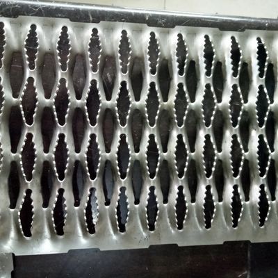 एंटीस्लिप ग्रिप स्ट्रट सेफ्टी ग्रेटिंग डायमंड होल जस्ती स्टील 10 गेज वॉकवे प्लैंक
