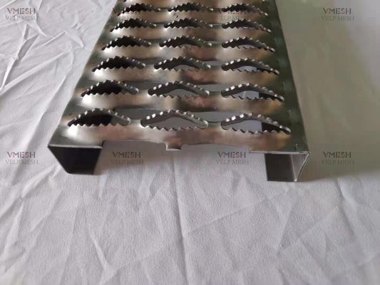 300mm एल्युमिनियम सीरेटेड मेटल ग्रेटिंग ग्रिप स्ट्रट वॉकवे नॉन रस्टिंग