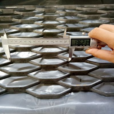 जस्ती 3.0 एलबीएस विस्तारित धातु मेष एंटी स्किड प्लेटफार्म झंझरी फर्श